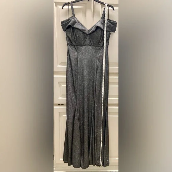 Gorgeous R&M RICHARDS evening gown, size 8. Worn once, in like-new condition. - Picture 10 of 13